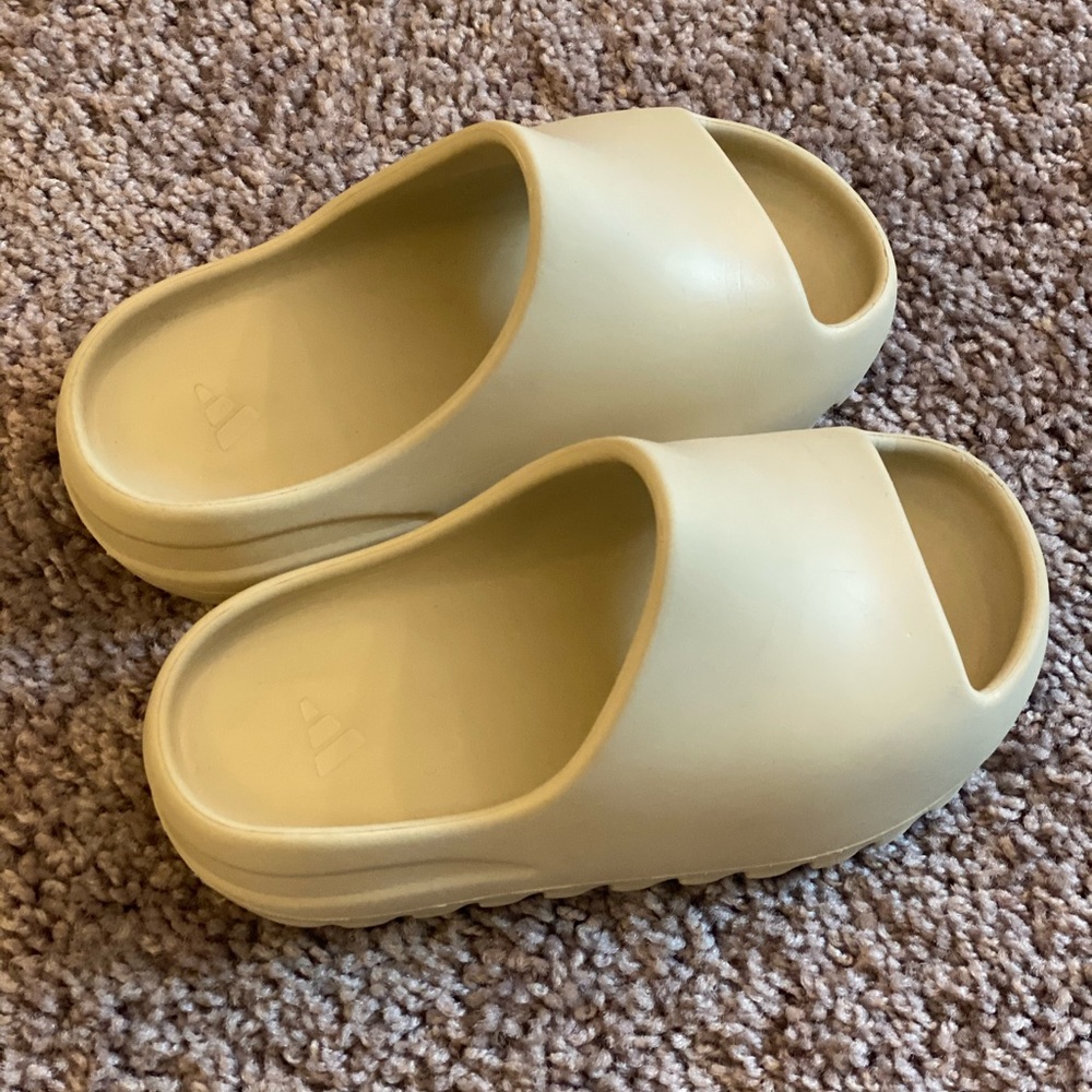 Kids yeezy slides
